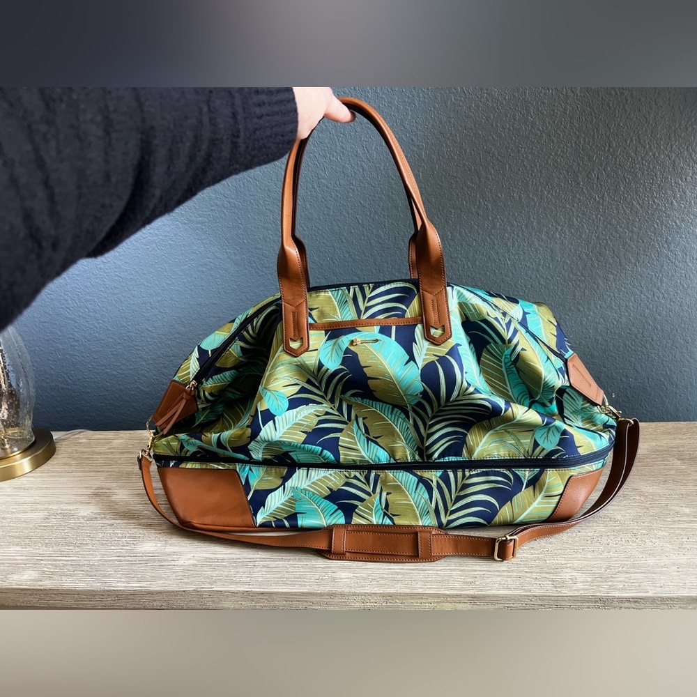 NEW!!! Stella & Dot Expandable Vacay Tropical Print Travel Bag w/ Brown Accents